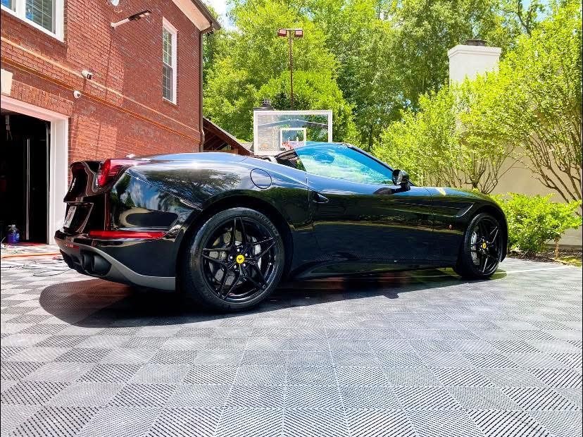 Ferrari preta com acabamento espelhado