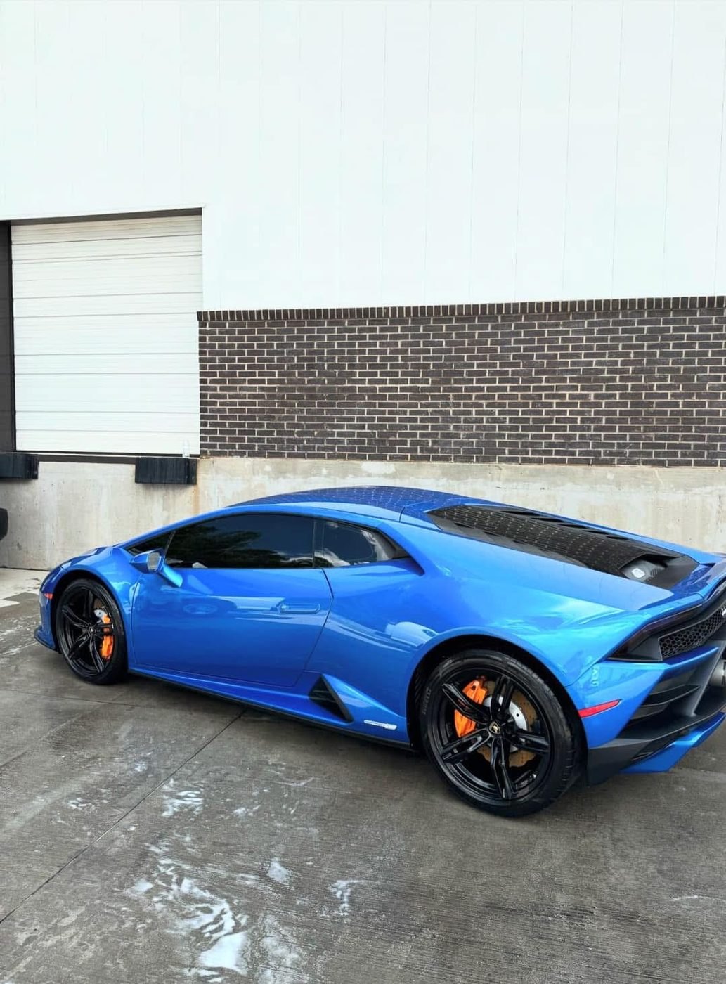 Lamborghini azul após detalhamento